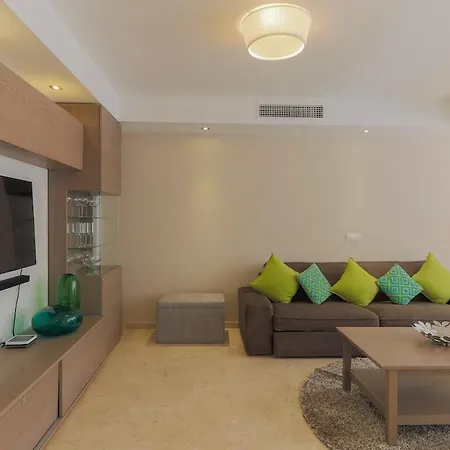 C43 - Family House With Terrace And Shared Pool Ferienhaus